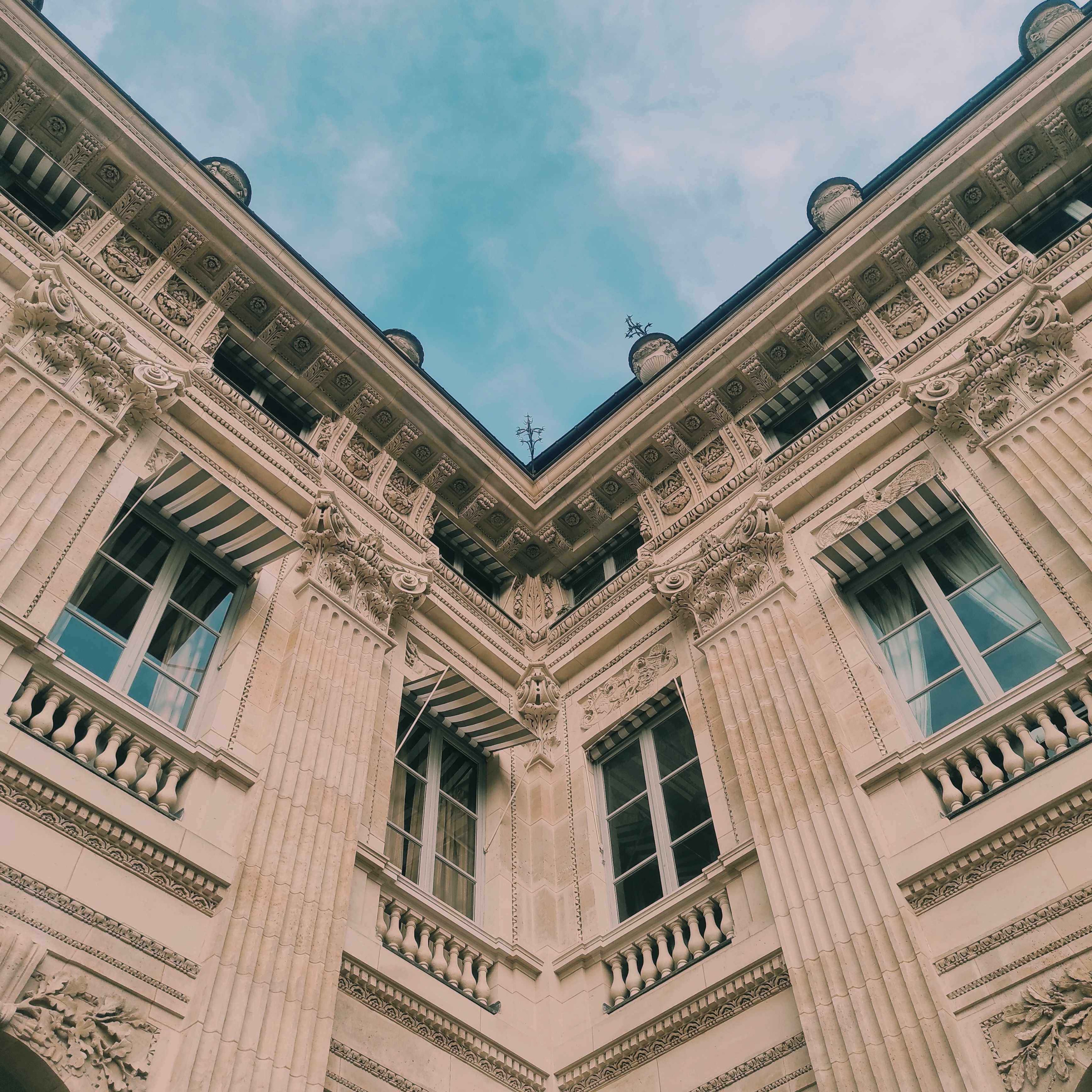 Pyramide du Palais Royal episode artwork