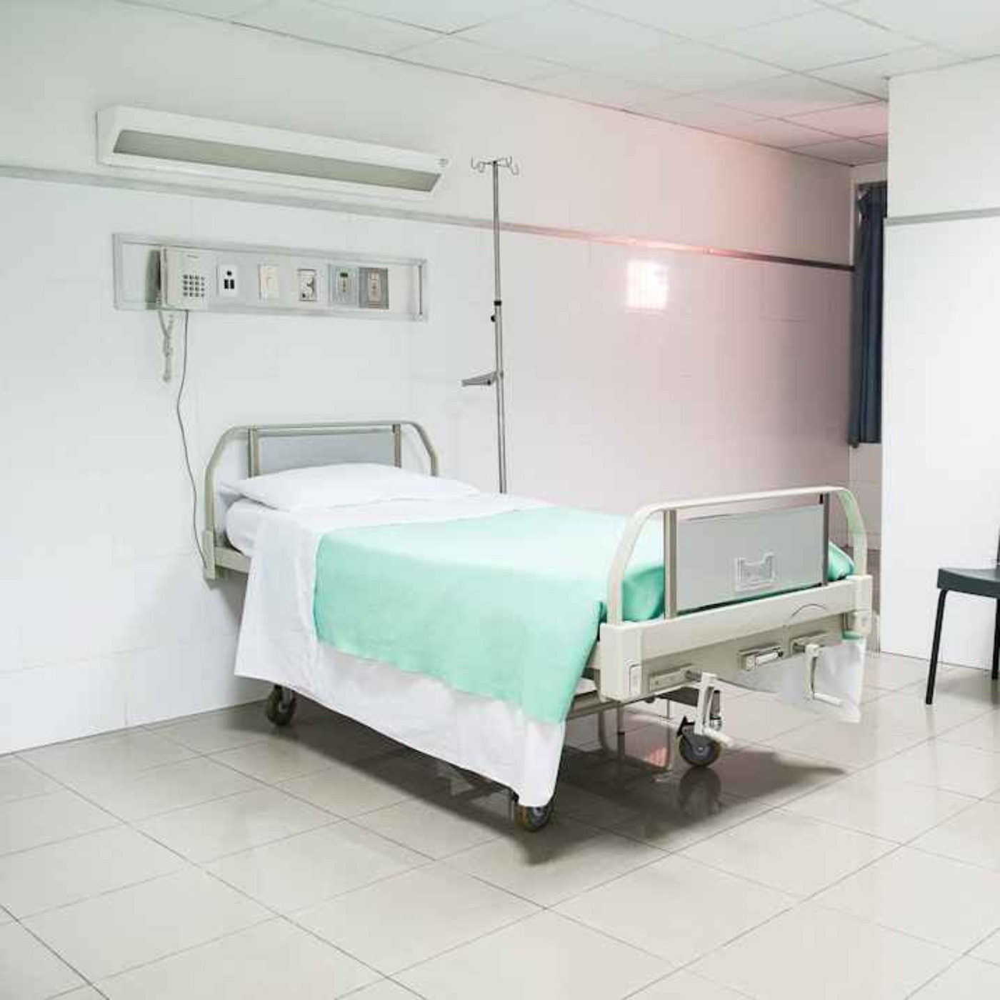More people are dying in hospitals against their wishes / We're all micro-moving now / What should we feed our alien overlords? episode artwork