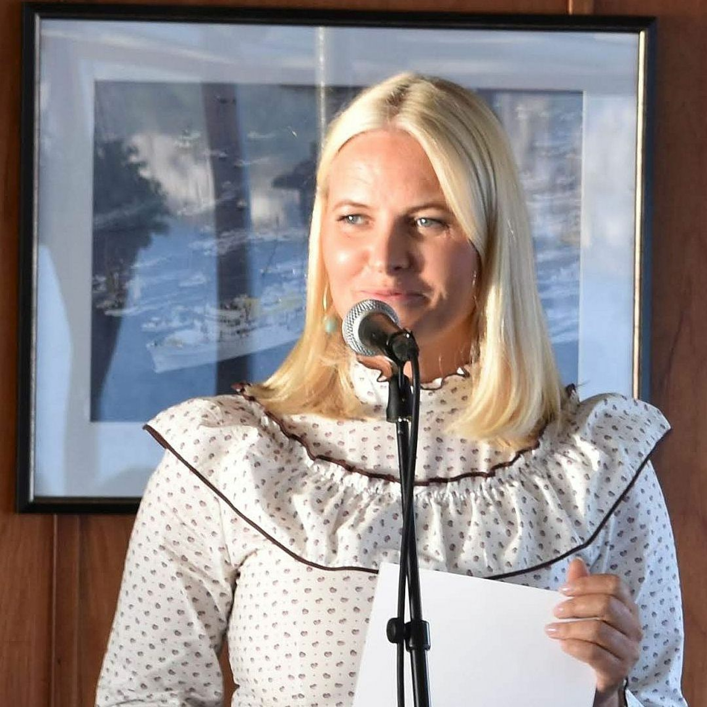 #104: Kronprinsesse Mette-Marit og Carl Frode Tiller på Litteraturtoget episode artwork