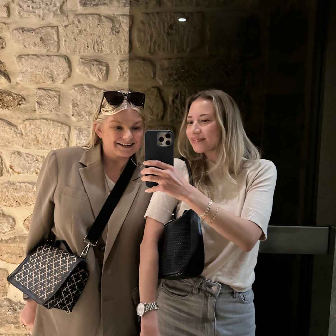Elin och Emma á Paris
