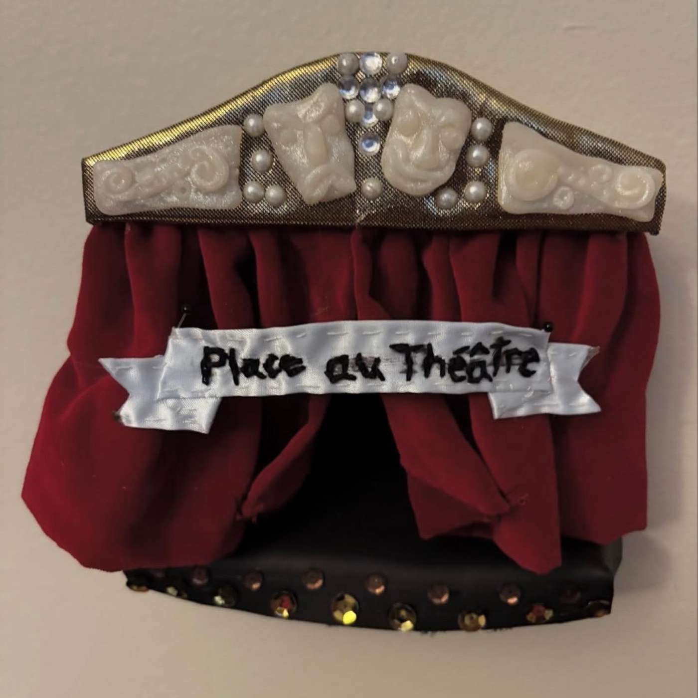 Place au théâtre avec Daniela Smith-Fernandez et Skylar Bélanger - The Last Wife - 31 mars 2026 episode artwork