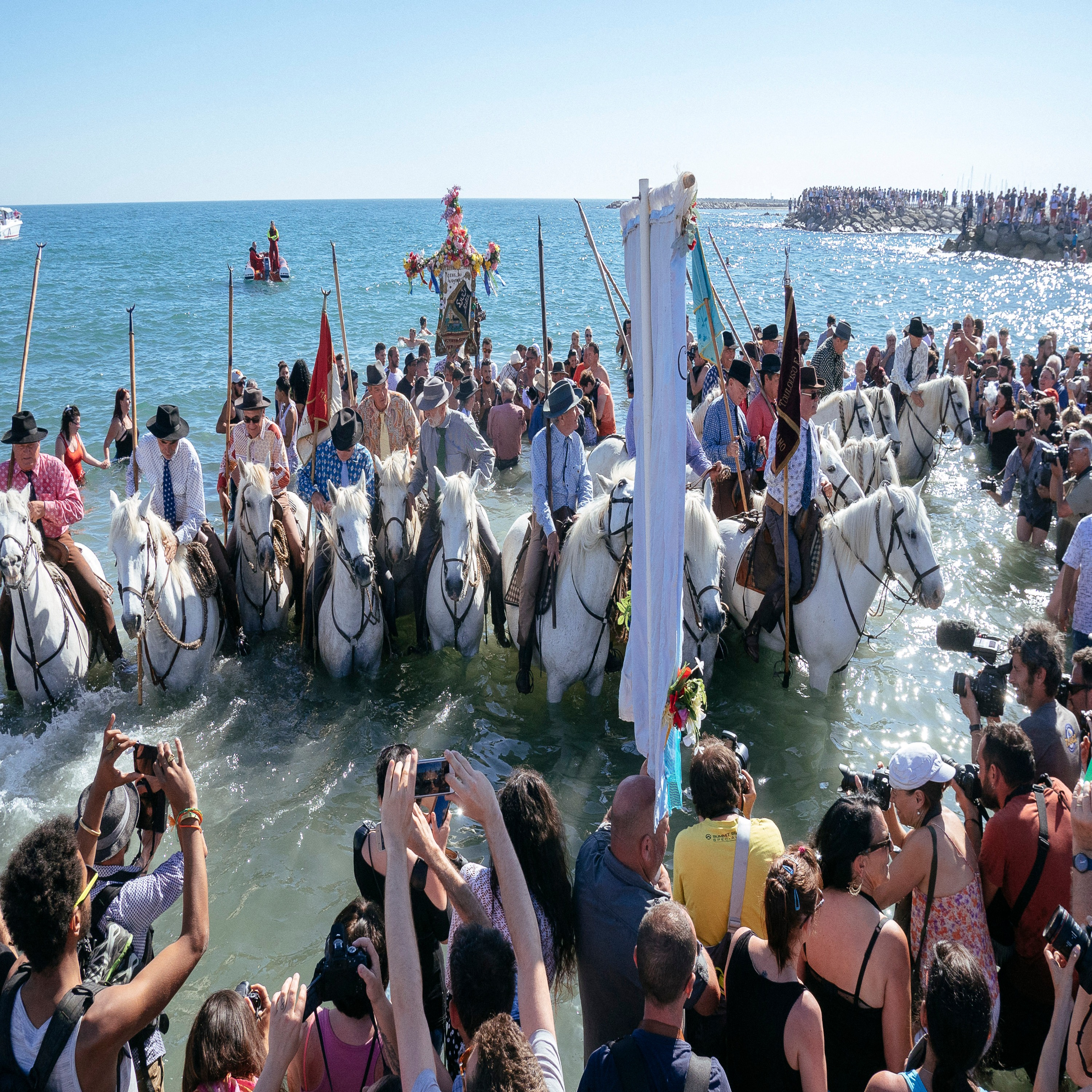 Teaser: Le Pèlerinage des Gitans aux Saintes Maries de la Mer podcast artwork